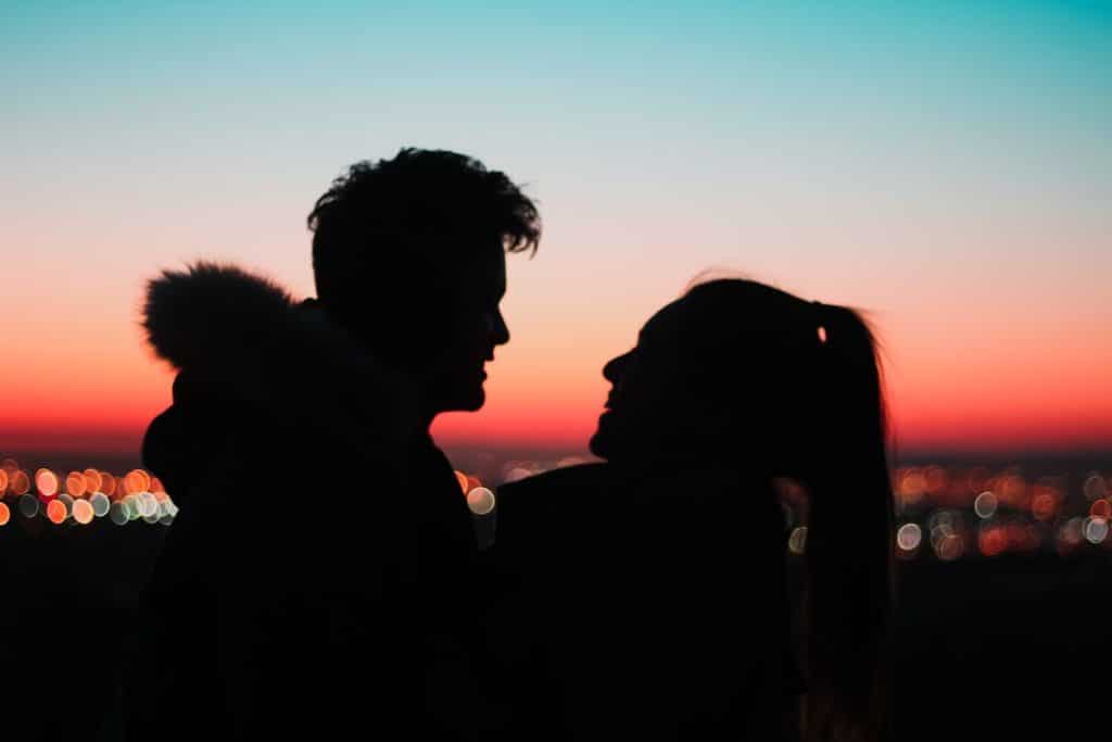 Oggi è la giornata mondiale del bacio. Ecco 10 posti romantici a Milano dove scambiarsi tenere effusioni