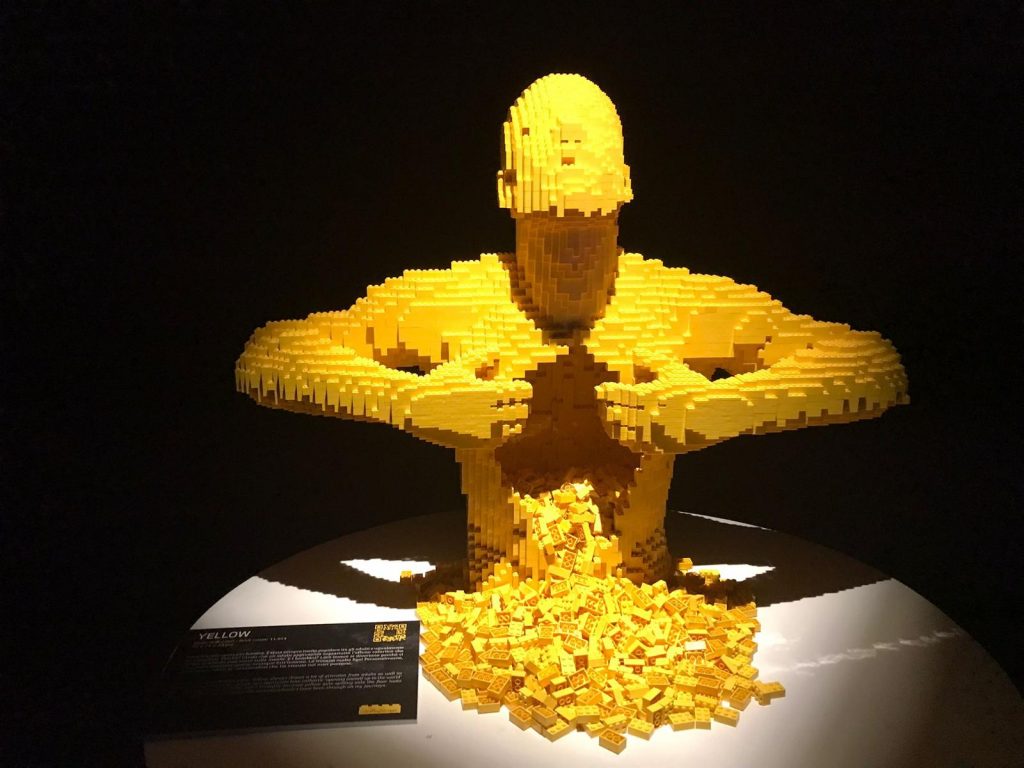 yellow opera lego