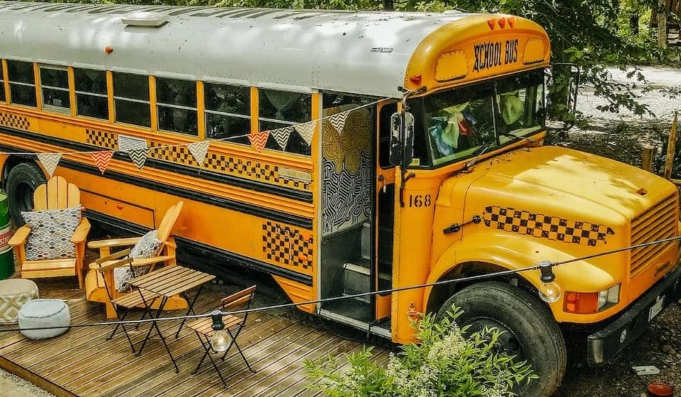 Un glamping esclusivo consente di dormire in uno scuolabus americano