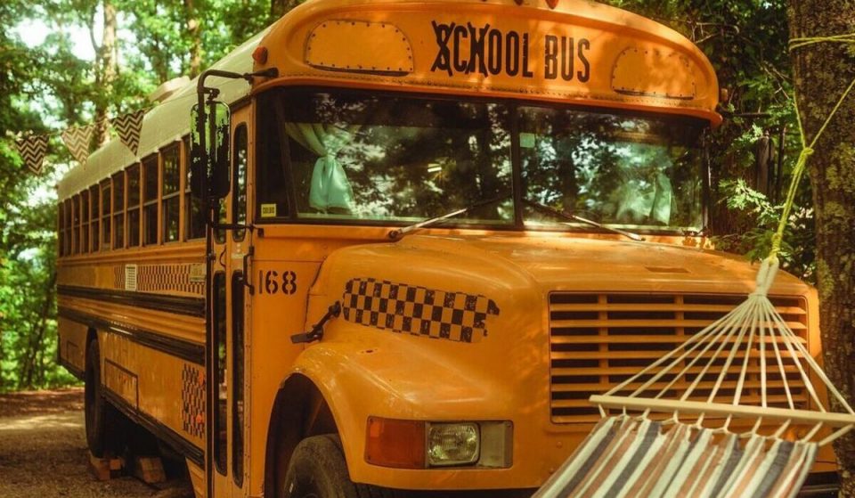 Un glamping consente di dormire in uno scuolabus americano