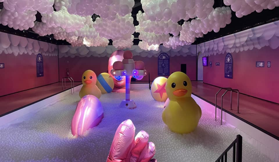 A Milano ha aperto il colorato “Bubble World”: scopri paesaggi surreali e 13 stanze a tema bolle. Evento prolungato fino al 27 aprile