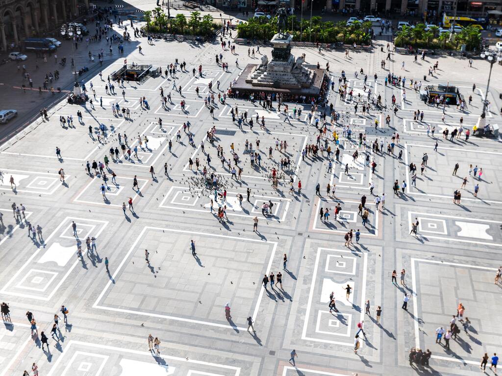 Persone che camminano Piazza Duomo