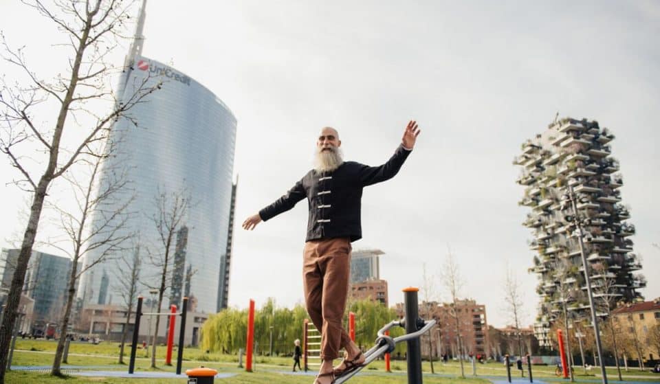 Il funambolo che camminerà nel cielo di Milano a 140 metri di altezza