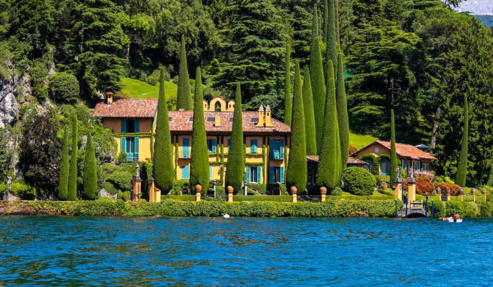 A un’ora da Milano si trova una villa resort con la piscina d’oro